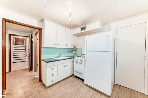 11424 105 Street, Edmonton, AB - Indoor Photo Showing Kitchen
