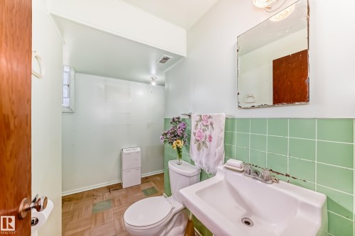 11424 105 Street, Edmonton, AB - Indoor Photo Showing Bathroom
