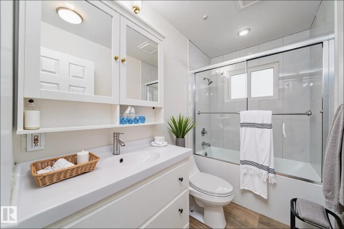 7115 12 Avenue, Edmonton, AB - Indoor Photo Showing Bathroom