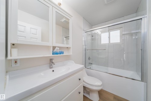 7115 12 Avenue, Edmonton, AB - Indoor Photo Showing Bathroom