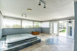 Sunroom / solarium with rail lighting - 