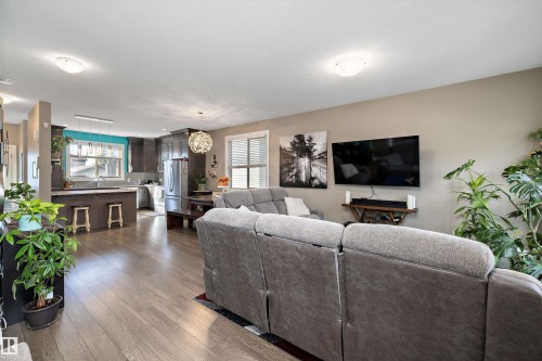 135 Gilmore Way, Spruce Grove, AB - Indoor Photo Showing Living Room