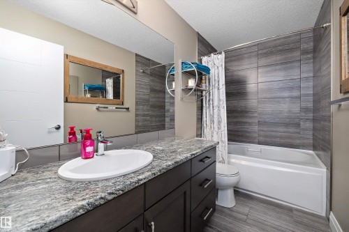135 Gilmore Way, Spruce Grove, AB - Indoor Photo Showing Bathroom