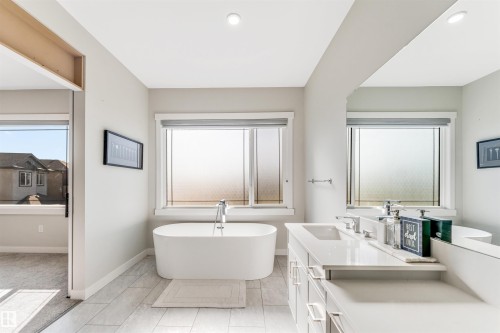 2404 13 Avenue, Edmonton, AB - Indoor Photo Showing Bathroom