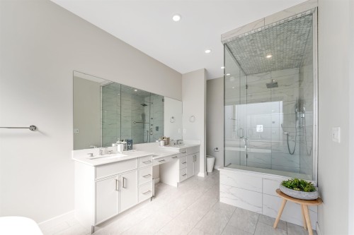 2404 13 Avenue, Edmonton, AB - Indoor Photo Showing Bathroom