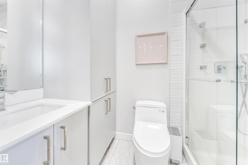 2404 13 Avenue, Edmonton, AB - Indoor Photo Showing Bathroom