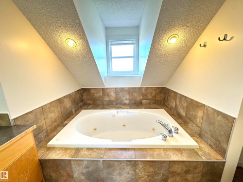 14418 98 Street, Edmonton, AB - Indoor Photo Showing Bathroom