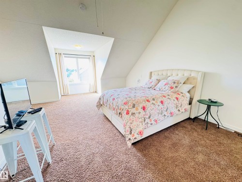 14418 98 Street, Edmonton, AB - Indoor Photo Showing Bedroom