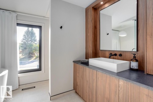 10804 65 Street, Edmonton, AB - Indoor Photo Showing Bathroom
