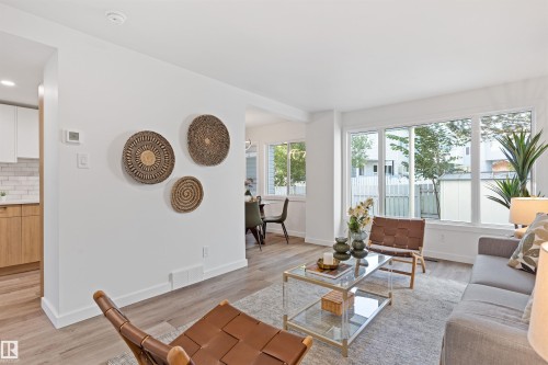 70 Amberly Crest, Edmonton, AB - Indoor Photo Showing Living Room