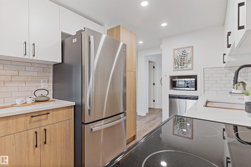 70 Amberly Crest, Edmonton, AB - Indoor Photo Showing Kitchen