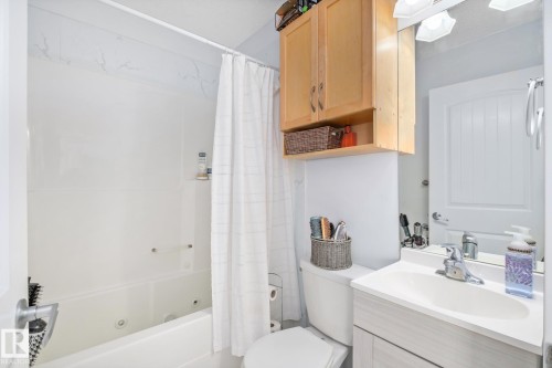 33 13215 153 Avenue, Edmonton, AB - Indoor Photo Showing Bathroom