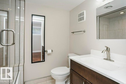 9119 117 Street, Edmonton, AB - Indoor Photo Showing Bathroom
