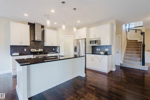 2122 Ware Road, Edmonton, AB - Indoor Photo Showing Kitchen With Upgraded Kitchen
