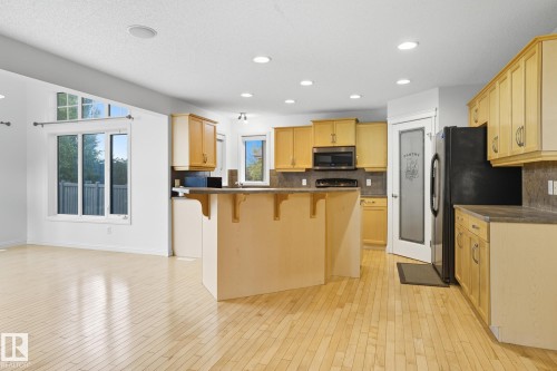 548 Adams Way, Edmonton, AB - Indoor Photo Showing Kitchen