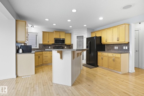 548 Adams Way, Edmonton, AB - Indoor Photo Showing Kitchen