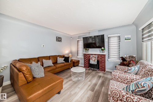 11951 77 Street Nw, Edmonton, AB - Indoor Photo Showing Living Room