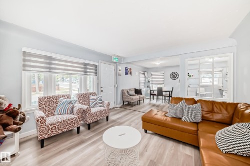 11951 77 Street Nw, Edmonton, AB - Indoor Photo Showing Living Room