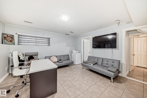 11951 77 Street Nw, Edmonton, AB - Indoor