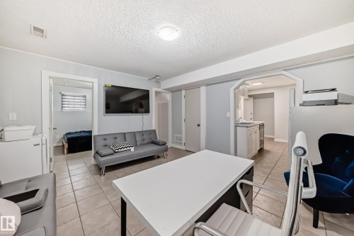 11951 77 Street Nw, Edmonton, AB - Indoor