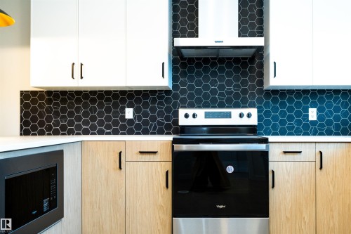 5113 Pilot Lane, Edmonton, AB - Indoor Photo Showing Kitchen With Upgraded Kitchen