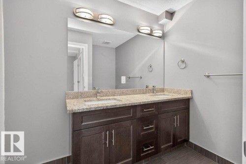 7909 105 Avenue Nw, Edmonton, AB - Indoor Photo Showing Bathroom