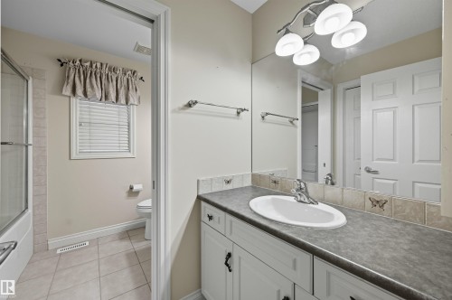 976 Hollingsworth Bend, Edmonton, AB - Indoor Photo Showing Bathroom