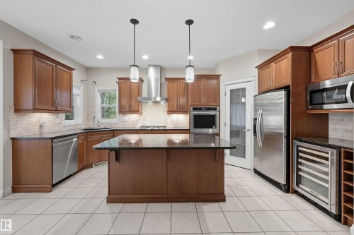 976 Hollingsworth Bend, Edmonton, AB - Indoor Photo Showing Kitchen