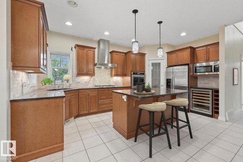 976 Hollingsworth Bend, Edmonton, AB - Indoor Photo Showing Kitchen With Upgraded Kitchen
