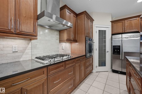 976 Hollingsworth Bend, Edmonton, AB - Indoor Photo Showing Kitchen With Upgraded Kitchen