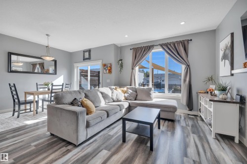 5011 53 Avenue, Calmar, AB - Indoor Photo Showing Living Room
