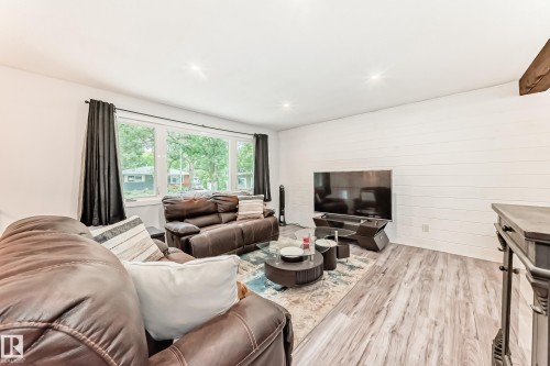 6 Beacon Crescent, St. Albert, AB - Indoor Photo Showing Living Room