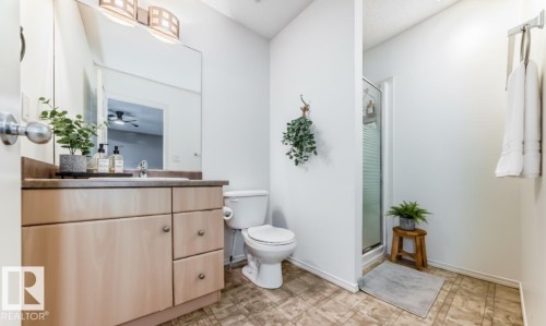 34 2021 Grantham Court, Edmonton, AB - Indoor Photo Showing Bathroom