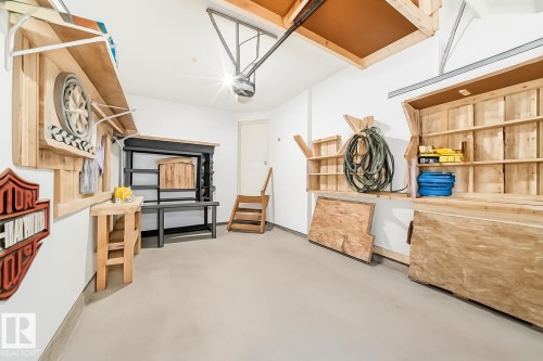 34 2021 Grantham Court, Edmonton, AB - Indoor Photo Showing Other Room