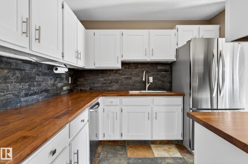 146 Callingwood Place, Edmonton, AB - Indoor Photo Showing Kitchen