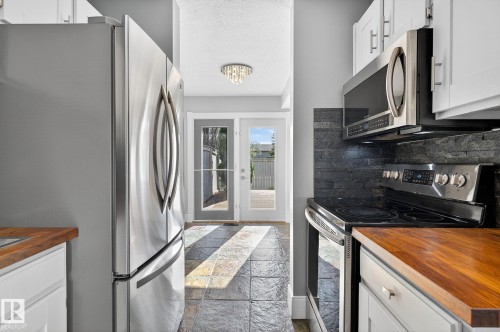 146 Callingwood Place, Edmonton, AB - Indoor Photo Showing Kitchen