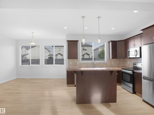 2533 Cole Crescent, Edmonton, AB - Indoor Photo Showing Kitchen With Upgraded Kitchen