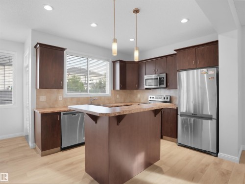 2533 Cole Crescent, Edmonton, AB - Indoor Photo Showing Kitchen With Upgraded Kitchen