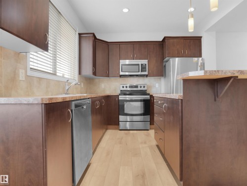2533 Cole Crescent, Edmonton, AB - Indoor Photo Showing Kitchen