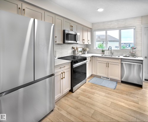 37 1025 Secord Promenade, Edmonton, AB - Indoor Photo Showing Kitchen With Double Sink With Upgraded Kitchen