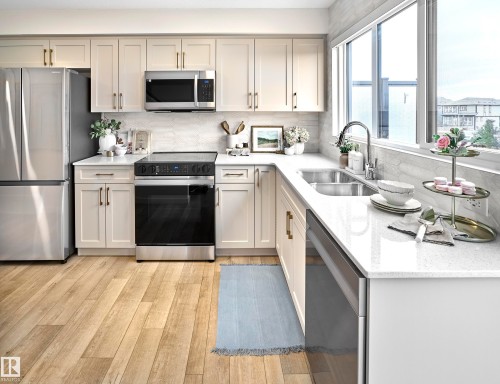 37 1025 Secord Promenade, Edmonton, AB - Indoor Photo Showing Kitchen With Double Sink With Upgraded Kitchen