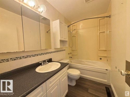 Edmonton, AB - Indoor Photo Showing Bathroom
