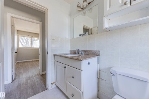 11715 139 Street, Edmonton, AB - Indoor Photo Showing Bathroom