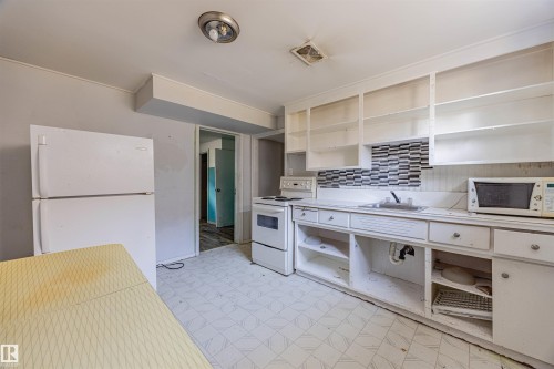 11715 139 Street, Edmonton, AB - Indoor