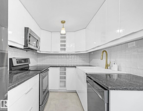 3867 85 Street, Edmonton, AB - Indoor Photo Showing Kitchen With Upgraded Kitchen