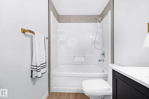 3867 85 Street, Edmonton, AB - Indoor Photo Showing Bathroom