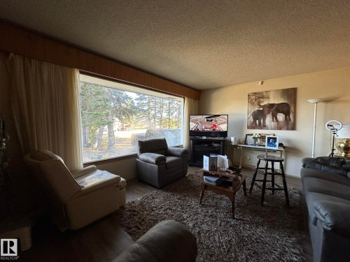 59528 152 Range Road, Rural Smoky Lake County, AB - Indoor Photo Showing Living Room