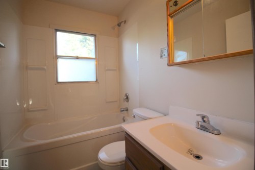 5021 48 Street, Calmar, AB - Indoor Photo Showing Bathroom
