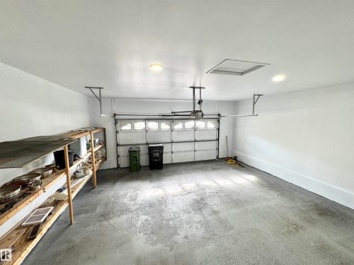 2908 44A Avenue, Edmonton, AB - Indoor Photo Showing Garage