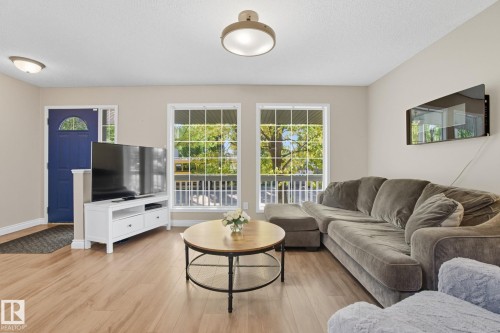 1438 Grant Way Nw, Edmonton, AB - Indoor Photo Showing Living Room